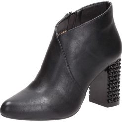 Czarne botki damskie SERGIO LEONE BT499 PU. Czarne botki damskie Sergio Leone, klasyczne, bez obcasa, na obcasie, bez zapięcia. W wyprzedaży za 139.00 zł.