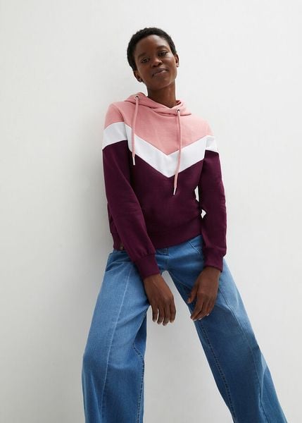 Bluza z kapturem i dużym kołnierzem. Fioletowe bluzy sportowe damskie bonprix. Za 107.99 zł.