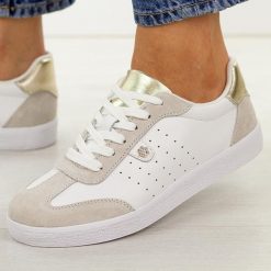 Białe skórzane półbuty damskie S.Barski 7091. Białe półbuty damskie S.BARSKI, bez wzorów, z jeansu, casualowe, z okrągłym noskiem, bez obcasa, na płaskiej podeszwie. Za 239.00 zł.