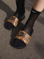 Nike Klapki "Victori one" w kolorze czarno-jasnobrązowym rozmiar: 40,5. Brązowe klapki damskie Nike, bez wzorów, bez obcasa. Za 123.53 zł.