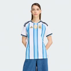 Koszulka podstawowa Argentyna 26. Białe bluzki damskie Adidas, l, bez wzorów, ze splotem, sportowe, bez kołnierzyka, bez ramiączek. Za 439.00 zł.