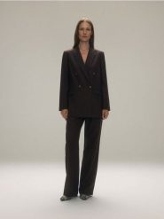 Spodnie garniturowe z wełną - ciemnobrązowy. Brązowe spodnie materiałowe damskie Reserved, bez wzorów, z tkaniny. W wyprzedaży za 199.99 zł.