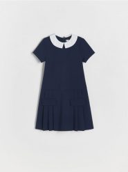 Sukienka z plisowanym dołem - granatowy. Niebieskie sukienki dziewczęce Reserved, bez wzorów, z tkaniny, bez ramiączek. W wyprzedaży za 35.99 zł.
