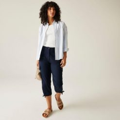 Spodnie turystyczne capri damskie Shorebella. Czerwone spodnie dresowe damskie Regatta, na lato, s, bez wzorów, z materiału. W wyprzedaży za 202.05 zł.