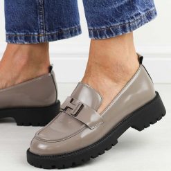 Beżowe skórzane lakierowane półbuty damskie Vinceza 62187. Brązowe półbuty damskie VINCEZA, z aplikacjami, z lakierowanej skóry, eleganckie, z okrągłym noskiem, bez obcasa, na płaskiej podeszwie. Za 209.00 zł.