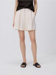 Szorty z modalem - złamana biel. Szorty damskie Reserved, bez wzorów, z tkaniny. Za 119.99 zł.