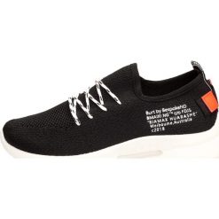 Czarne sportowe buty damskie McKeylor 14421. Czarne buty sportowe na co dzień damskie McKeylor, bez wzorów. W wyprzedaży za 89.00 zł.