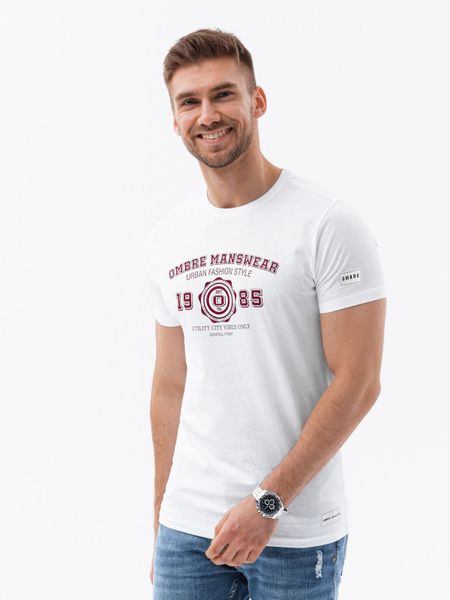 Bawełniany męski t-shirt z nadrukiem w stylu college – biały V1 - Rozmiar: XL. Białe t-shirty męskie Ombre Clothing, m, z aplikacjami, z bawełny, bez kołnierzyka. W wyprzedaży za 29.99 zł.