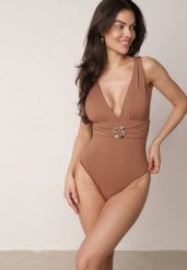 Brązowy Jednoczęściowy Strój Kąpielowy z Marszczeniem i Imitacją Paska z Klamrą Tinryss. Brązowe stroje jednoczęściowe damskie Born2be, plus size, bez wzorów, plus size. Za 99.99 zł.