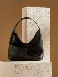 Torba hobo z imitacji skóry - czarny. Czarne torebki klasyczne damskie Sinsay, bez wzorów, ze skóry, bez dodatków. Za 59.99 zł.