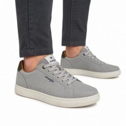Buty męskie sportowe do chodzenia Wrangler RITCHY MEN LOW. Szare buty sportowe na co dzień męskie Wrangler, z jeansu, bez zapięcia, trekkingowe. Za 199.00 zł.