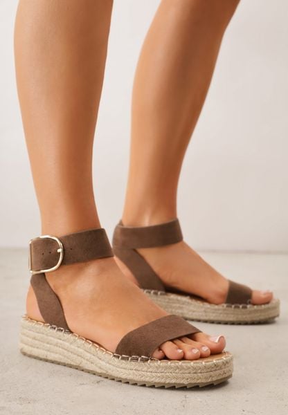 Brązowe Sandały VICES z Ozdobną Klamrą i Jutową Platformą Riseth. Brązowe sandały damskie Born2be, bez wzorów, bez obcasa, na platformie. Za 99.99 zł.