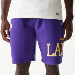 Krótkie Los Angeles Lakers Team Graphic. Czarne szorty męskie New Era, bez wzorów, sportowe. W wyprzedaży za 149.90 zł.