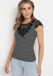 Czarny Bawełniany T-shirt z Prążkowanej Dzianiny Ozdobiony Koronką Liasilo. Czarne t-shirty damskie Born2be, m, bez wzorów, z bawełny, bez kołnierzyka. Za 39.99 zł.