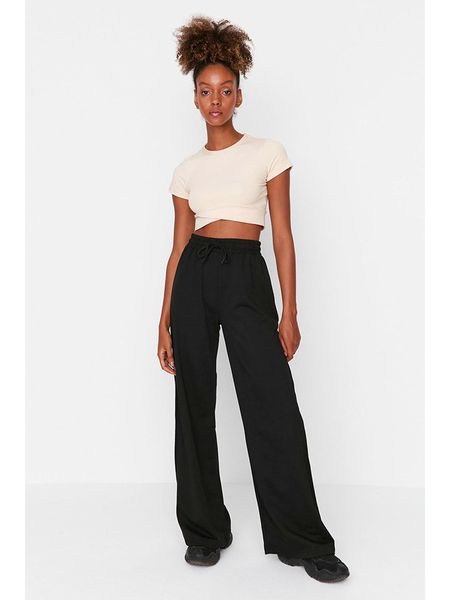 Trendyol Spodnie dresowe w kolorze czarnym rozmiar: S. Czarne spodnie dresowe damskie Trendyol, s, bez wzorów, z bawełny. Za 70.08 zł.