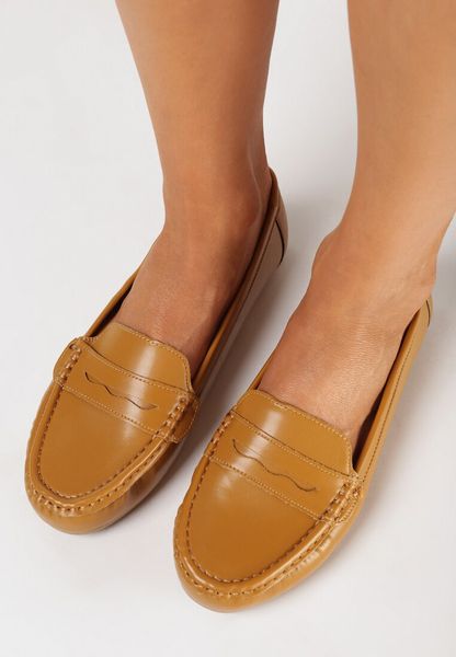 Brązowe Mokasyny na Płaskiej Podeszwie z Ozdobnym Przeszyciem Nireva. Brązowe mokasyny damskie Born2be. Za 59.99 zł.