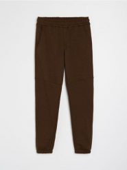 Spodnie regular fit - brązowy. Brązowe spodnie materiałowe męskie Sinsay, bez wzorów. Za 39.99 zł.