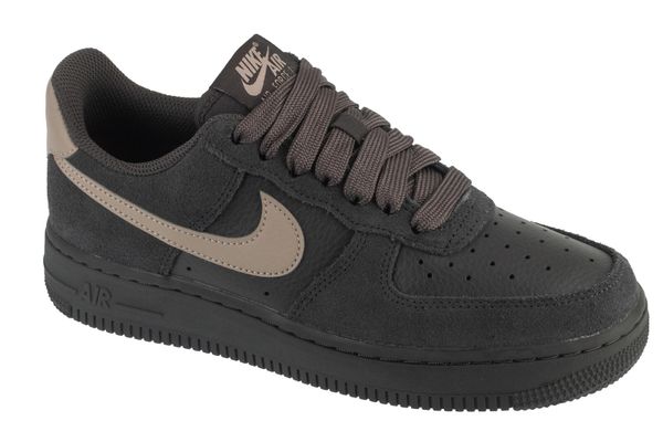 Buty sportowe Sneakersy damskie, W Air Force 1 Low. Brązowe buty sportowe na co dzień damskie Nike, bez wzorów, z materiału, trekkingowe. Za 499.99 zł.