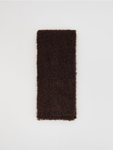 Miękki szalik - ciemnobrązowy. Brązowe szaliki i kominy damskie Reserved, bez wzorów. Za 79.99 zł.