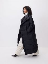 Pikowany płaszcz z paskiem - czarny. Czarne płaszcze damskie Reserved, l, bez wzorów, z tkaniny. Za 379.99 zł.