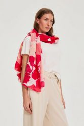 Szal w kwiaty czerwony. Czerwone szaliki i kominy damskie MOODO, bez wzorów, z poliesteru. Za 49.99 zł.