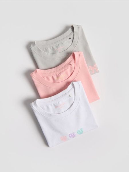 Bawełniany t-shirt z nadrukiem 3 pack - wielobarwny. Koszulki dziewczęce Reserved, bez wzorów, z bawełny, bez ramiączek. Za 49.99 zł.