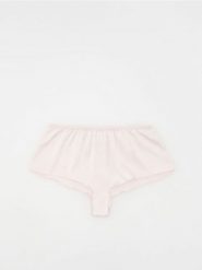 Satynowe szorty - pastelowy róż. Czerwone szorty damskie Reserved, bez wzorów, z satyny. W wyprzedaży za 29.99 zł.