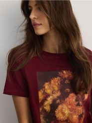T-shirt z nadrukiem - bordowy. Czerwone t-shirty damskie Reserved, l, bez wzorów, z bawełny, bez kołnierzyka. W wyprzedaży za 35.99 zł.