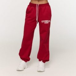 Spodnie dresowe damskie fitness oversize czerwone Varsity. Czerwone spodnie sportowe damskie GYMBEAM, xs, z bawełny, na fitness i siłownię. Za 126.90 zł.