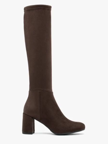 Ciemnobrązowe kozaki z wąską elastyczną cholewką. Brązowe kozaki damskie Ryłko, z tkaniny, z okrągłym noskiem, bez obcasa, na słupku. Za 499.99 zł.