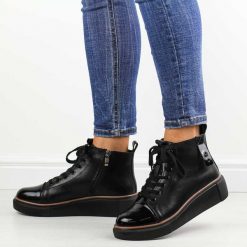 Czarne skórzane botki damskie na platformie T.Sokolski Z24-218. Czarne botki damskie Sokolski, na jesień, z jeansu, eleganckie, z okrągłym noskiem, bez obcasa, na platformie, bez zapięcia. Za 299.00 zł.