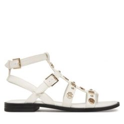 Sandały Guess. Białe sandały damskie Guess, z aplikacjami, bez obcasa, na płaskiej podeszwie. Za 549.99 zł.