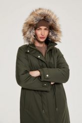 Kurtka parka z kapturem khaki. Brązowe parki damskie MOODO, s, bez wzorów, z poliesteru. Za 359.99 zł.
