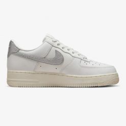 Buty sportowe damskie Nike W AIR FORCE 1 '07 ESS TRND. Białe buty sportowe na co dzień damskie Nike, bez wzorów, trekkingowe. Za 599.99 zł.
