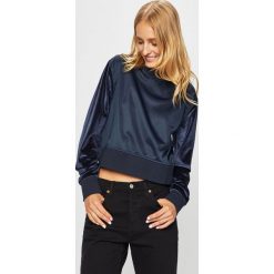 Guess Jeans - Bluza. Niebieskie bluzy z kapturem damskie Guess Jeans, l, z dzianiny. W wyprzedaży za 139.90 zł.