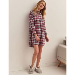 KOSZULA NOCNA. Czerwone koszule nocne damskie TOP SECRET, bez wzorów, z bawełny. W wyprzedaży za 39.99 zł.