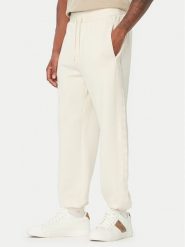 Guess Spodnie dresowe Z6BB03 K6544 Kremowy Regular Fit. Białe spodnie dresowe męskie Guess, z aplikacjami, z dresówki. Za 434.99 zł.