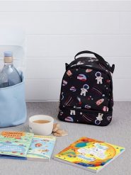Plecak z motywem astronauty - czarny. Czarne plecaki damskie Sinsay, bez wzorów. Za 29.99 zł.