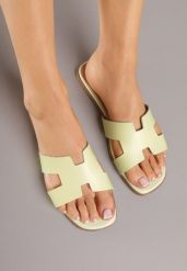 Żółto-Zielone Klapki Vices z Geometryczną Cholewką Arlemia. Żółte klapki damskie Born2be, bez wzorów, z jeansu, bez obcasa, na płaskiej podeszwie. Za 49.99 zł.