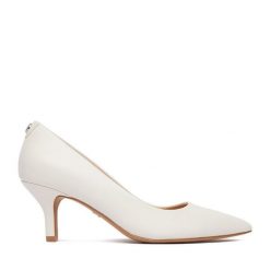 Czółenka Nine West. Białe czółenka damskie Nine West, bez wzorów, bez obcasa. Za 229.99 zł.