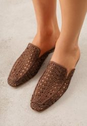 Brązowe Klapki Mule z Ażurową Cholewką Szydełkową Civeza. Brązowe klapki damskie Born2be, w ażurowe wzory, z jeansu, bez obcasa, na płaskiej podeszwie. Za 89.99 zł.