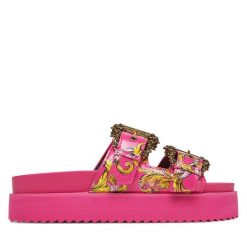 Klapki Versace Jeans Couture. Czerwone klapki damskie Versace Jeans Couture, bez wzorów, z jeansu, bez obcasa. Za 649.99 zł.