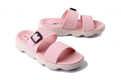 BEFADO DR ORTO 154D 200 różowy, klapki damskie. Czerwone klapki damskie Befado Dr Orto, bez wzorów, bez obcasa, na koturnie. Za 39.99 zł.