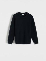 Wiskozowy sweter - czarny. Czarne swetry męskie Reserved, l, bez wzorów, z dzianiny, bez kołnierzyka. W wyprzedaży za 49.99 zł.