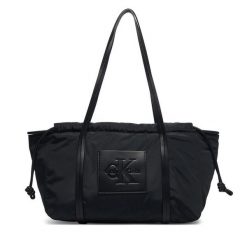 Torebka Calvin Klein. Czarne torebki klasyczne damskie CALVIN KLEIN, bez wzorów, bez dodatków. Za 409.99 zł.