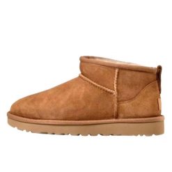 Buty do chodzenia dla dorosłych UGG Classic Ultra Mini Chestnut. Brązowe buty wizytowe męskie Ugg, na zimę, z gumy, bez zapięcia. Za 713.30 zł.