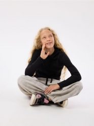 Prążkowana koszulka z kapturem - czarny. Czarne koszulki dziewczęce Reserved, bez wzorów, z bawełny, bez ramiączek. Za 55.99 zł.