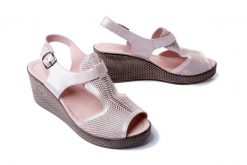 LANQIER 44C2937 pudra florya, sandały damskie. Czerwone sandały damskie Lanqier, bez wzorów, z gumy, bez obcasa, na koturnie. Za 94.95 zł.