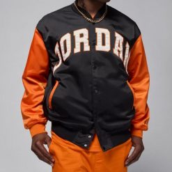 Kurtka bejsbolówka Air Jordan Brooklyn Collegiate Varsity Jacket HV0099-011. Czarne kurtki męskie Jordan, bez wzorów, sportowe, bez kaptura. Za 642.85 zł.