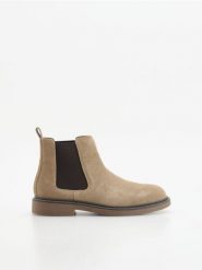 Zamszowe botki - beżowy. Brązowe buty zimowe męskie Reserved, ze skóry, bez zapięcia. Za 259.99 zł.